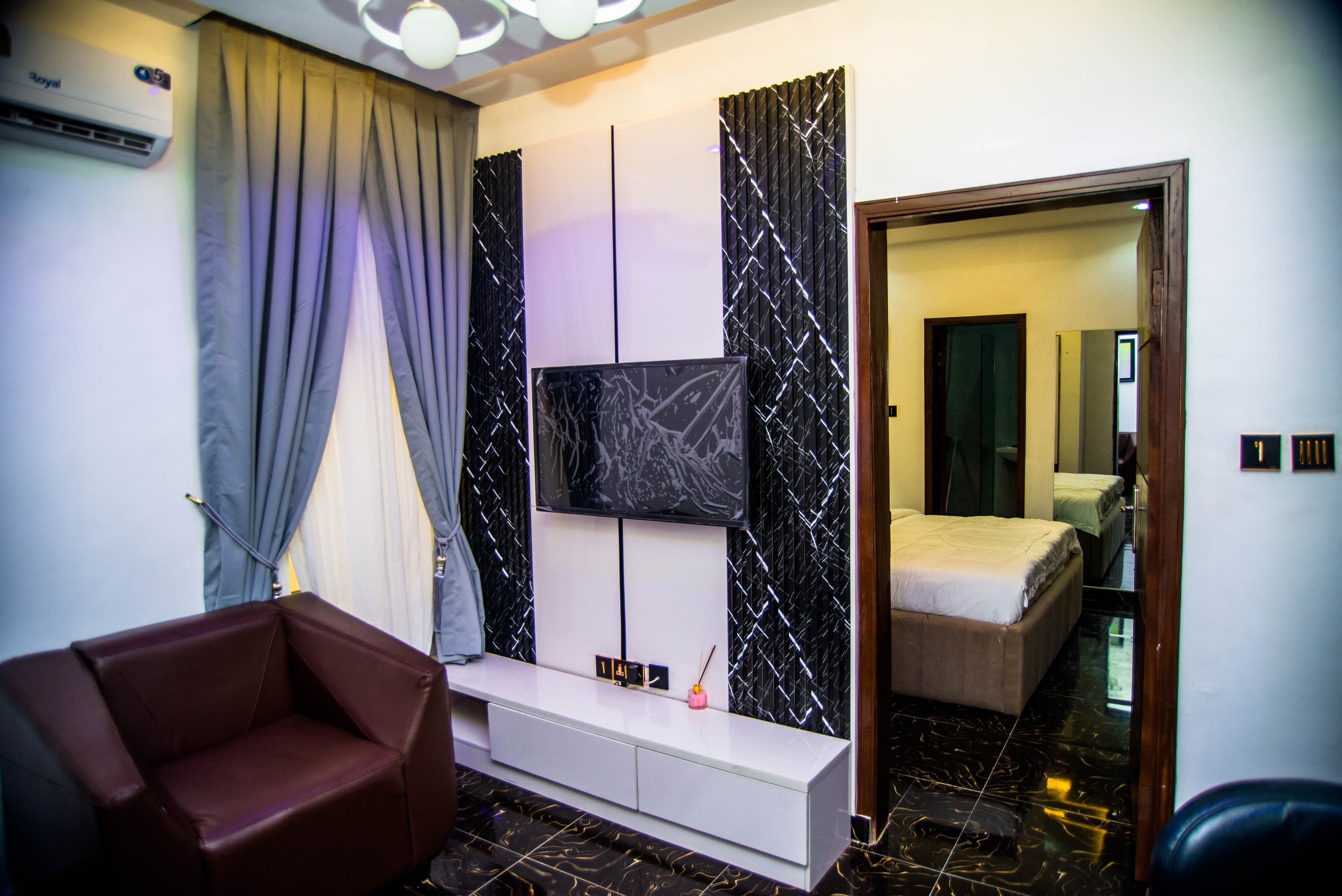 EXECUTIVE SUITE P211