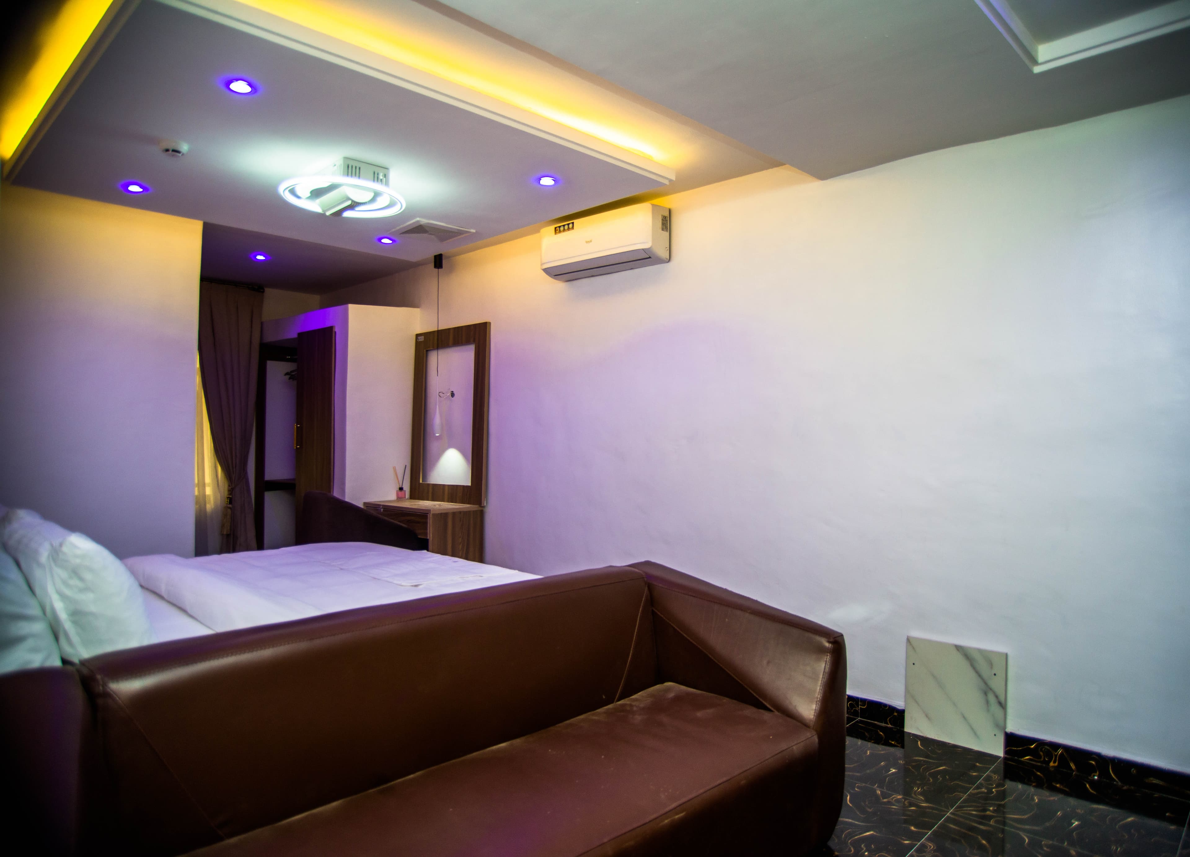 DELUXE SMOKING ROOM P302